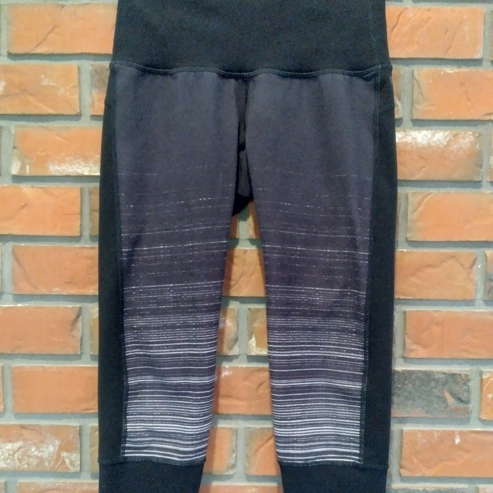 Ryu high-waisted black w/grey,cream crop leggings